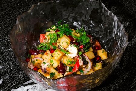 Осьминог с картофелем, оливками и перцем