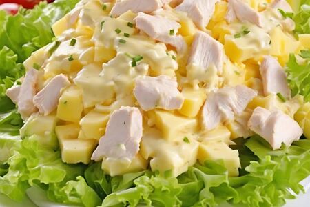 Салат с ананасом и курицей и сыром с чесноком