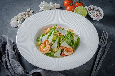 Рукола с креветками и авокадо