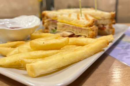 Сэндвич клаб с фри