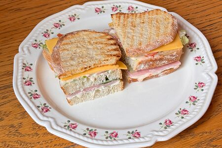 Сэндвич с ветчиной и сыром