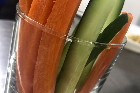 Овощной стаканчик (огурец, морковь)