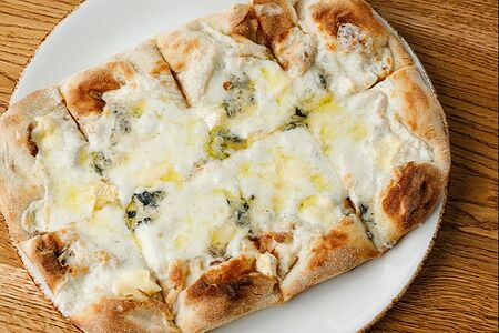 Пинца Четыре сыра с трюфельным соусом