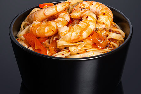 Удон с креветками в соусе чили