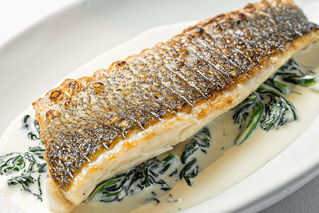 Филе сибаса со шпинатом 
