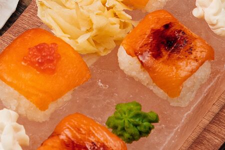 Суши с лососем
