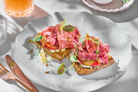 Брускетта  с пастрами и сливовым барбекю 