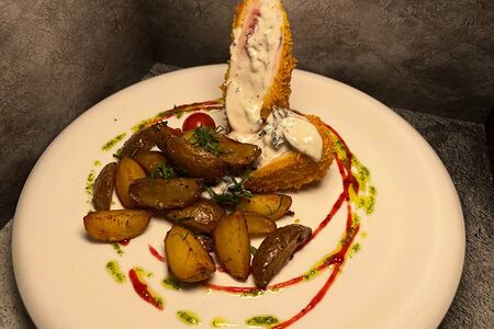 Кордон блю с картофельными дольками и соусом коктейль