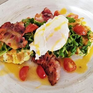 Кабачковые вафли с томатами, беконом и яйцом бенедикт 