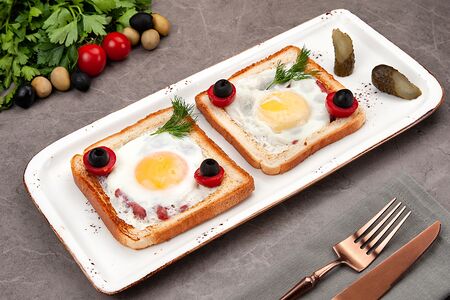 Глазуньи с тостом