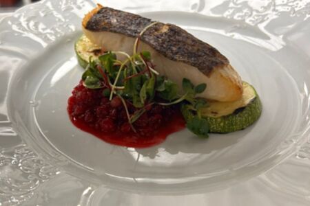 Палтус с красной смородиной и кабачками