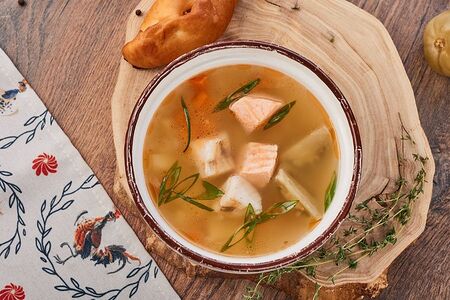 Уха с форелью, судаком и зелеными томатами