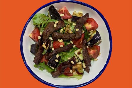 Теплый салат с говядиной в гранатовом соусе 