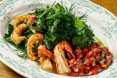 Салат из креветок, сладких помидоров и дачной зелени