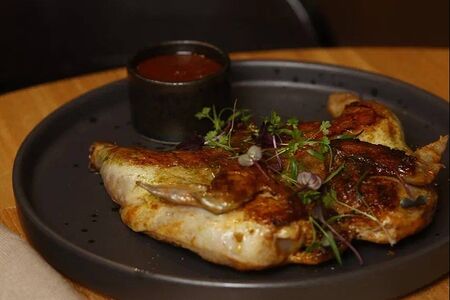 Цыпленок-корнишон в соусе чимичурри