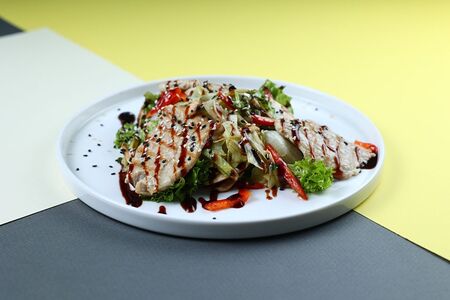 Теплый салат со свининой