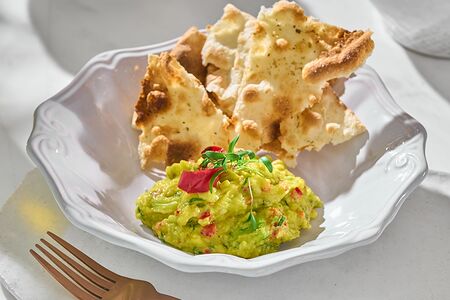 Гуакамоле из авокадо с хрустящей фокаччей