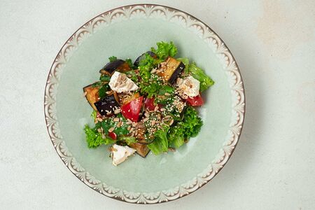 Листовой салат с баклажанами в пряном соусе