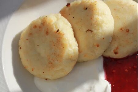 Сырники со сметаной и малиновым вареньем