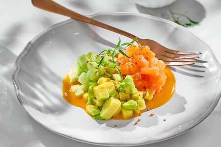 Тартар из охлажденного лосося с соусом из манго