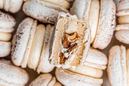 Макаронс Бри с грецким орехом