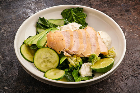 Зеленый салат с филе индейки