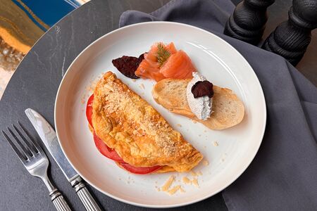 Омлет с лососем и грибным соусом