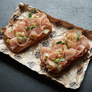 Брускетта с вяленой индейкой