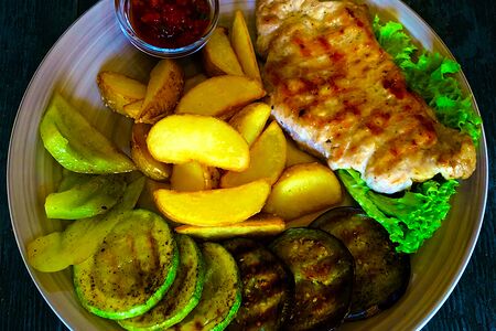 Стейк из свинины с картофельными дольками и овощами гриль 