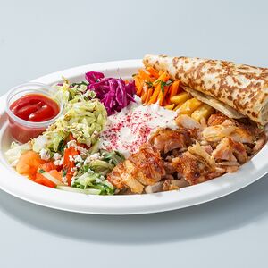 Мини-шаверма на тарелке с курицей