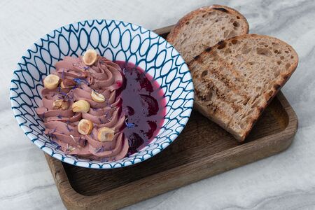 Паштет из куриной печени с фундуком и вареньем