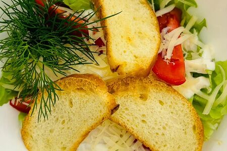 Салат Цезарь с курицей