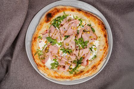 С мортаделлой и фисташками