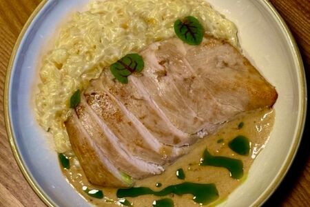 Филе цыпленка с пастой Орзо и пряным соусом