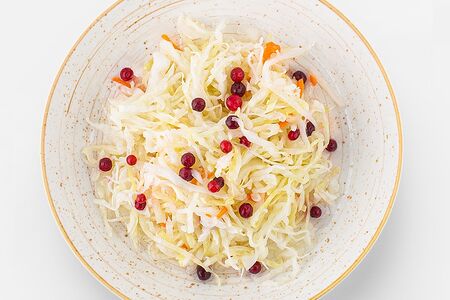 Овощной салат с брусникой