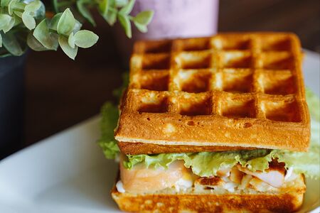 Вафля с форелью и яйцом и смузи киви-сельдерей