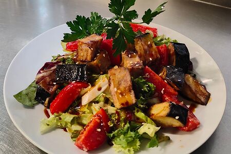 Теплый салат с баклажанами 