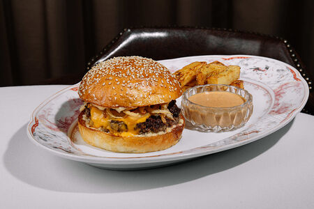 Бургер с котлетой из мраморной говядины и картофелем фри
