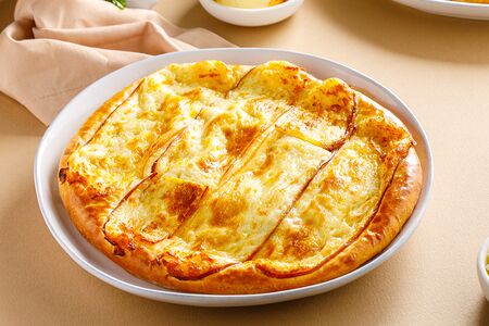 Хачапури с копчёным сыром сулугуни