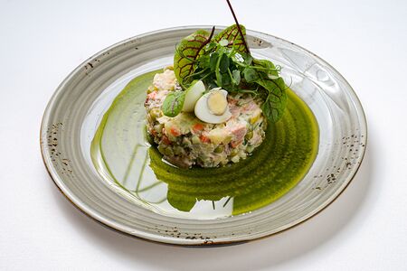 Салат Оливье с телятиной и перепелиным яйцом