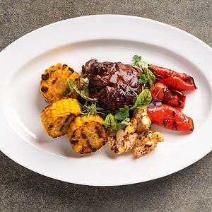 Баранина су-вид с печеными овощами