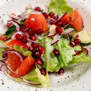 Салат грузинский из овощей с грецким орехом