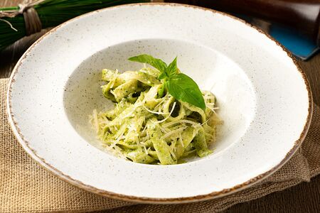 С куриным филе в сливочном песто