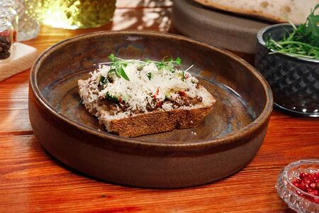 Брускетта с рваным мясом и битыми огурцами