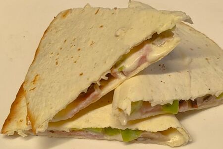 Кесадилья с ветчиной и грибами