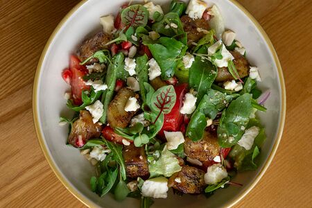 Салат с печеными баклажанами и томатами