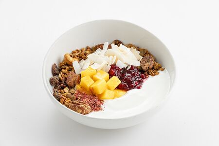 Ореховая гранола с греческим йогуртом, манго и брусникой