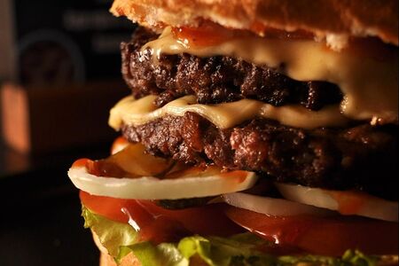 Бургер двойной на белой булочке