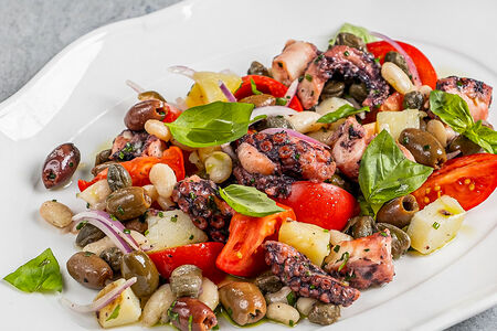 Салат с осьминогом, молодым картофелем и узбекскими томатами