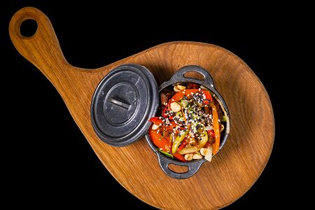 Тёплый тайский салат с говядиной